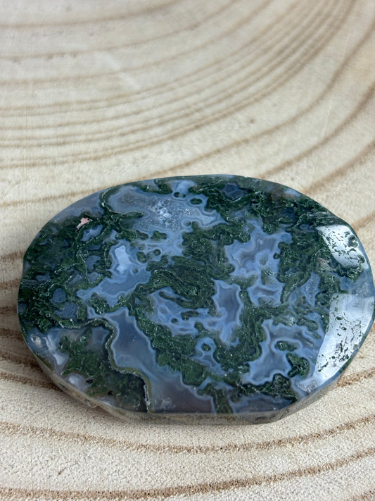 Moss agate palm stone