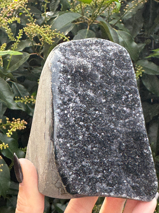 Black Amethyst Cut Base – 962g